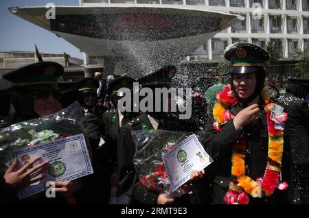 KABUL, 24. August 2014 -- nach der Abschlussfeier in Kabul, Afghanistan, am 24. August 2014 versammeln sich neu graduierte weibliche Offiziere der Afghanischen Nationalarmee (ANA). Insgesamt 30 weibliche Offiziere der Armee absolvierten am Sonntag das Kabul Military Training Center (KMTC) und wurden bei ANA beauftragt, sagte General Aminullah Paktiani, Kommandant des KMTC.) (lmz) AFGHANISTAN-KABUL-FEMALE-ARMY-GRADUIERUNG AhmadxMassoud PUBLICATIONxNOTxINxCHN KABUL 24. August 2014 nach der Graduierungszeremonie in Kabul Afghanistan AM 24. August 2014 versammeln sich insgesamt 30 weibliche Offiziere der afghanischen Nationalarmee Ana Stockfoto