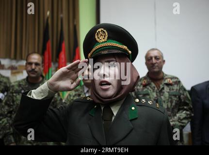 KABUL, 24. August 2014 -- Eine frisch graduierte Offizierin der afghanischen Nationalarmee (ANA) begrüßt während der Abschlussfeier in Kabul, Afghanistan am 24. August 2014. Insgesamt 30 weibliche Offiziere der Armee absolvierten am Sonntag das Kabul Military Training Center (KMTC) und wurden bei ANA beauftragt, sagte General Aminullah Paktiani, Kommandant des KMTC.) (lmz) AFGHANISTAN-KABUL-FEMALE-ARMY-GRADUIERUNG AhmadxMassoud PUBLICATIONxNOTxINxCHN KABUL 24. August 2014 eine neu graduierte Ana-Offizierin der afghanischen Nationalarmee begrüßt während der Graduierungszeremonie in Kabul Afghanistan AM 24. August 2014 insgesamt 30 Frauen Stockfoto