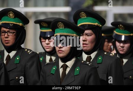 KABUL, 24. August 2014 -- frisch abgeschlossene weibliche Offiziere der Afghanischen Nationalarmee (ANA) stehen während der Abschlussfeier in Kabul, Afghanistan, am 24. August 2014. Insgesamt 30 weibliche Offiziere der Armee absolvierten am Sonntag das Kabul Military Training Center (KMTC) und wurden bei ANA beauftragt, sagte General Aminullah Paktiani, Kommandant des KMTC.) (lmz) AFGHANISTAN-KABUL-FEMALE-ARMY-GRADUIERUNG AhmadxMassoud PUBLICATIONxNOTxINxCHN KABUL 24. August 2014 während der Graduierungszeremonie in Kabul Afghanistan AM 24. August 2014 stehen insgesamt 30 Offiziere der Female Army Offic Stockfoto