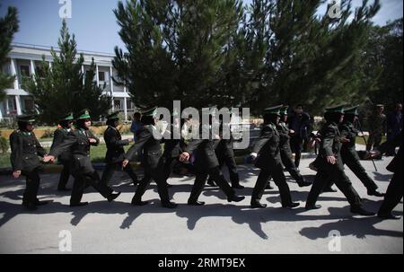 KABUL, 24. August 2014 -- frisch graduierte Offiziere der afghanischen Nationalarmee (ANA) marschieren während der Abschlussfeier in Kabul, Afghanistan, am 24. August 2014. Insgesamt 30 weibliche Offiziere der Armee absolvierten am Sonntag das Kabul Military Training Center (KMTC) und wurden bei ANA beauftragt, sagte General Aminullah Paktiani, Kommandant des KMTC.) (lmz) AFGHANISTAN-KABUL-FEMALE-ARMY-GRADUIERUNG AhmadxMassoud PUBLICATIONxNOTxINxCHN KABUL 24. August 2014 neu graduierte Ana-Offiziere der afghanischen Nationalarmee marschieren während der Graduierungszeremonie AM 24. August 2014 in Kabul Afghanistan insgesamt 30 Offic der Female Army Stockfoto