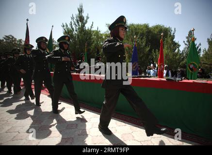 KABUL, 24. August 2014 -- frisch graduierte Offiziere der afghanischen Nationalarmee (ANA) marschieren während der Abschlussfeier in Kabul, Afghanistan, am 24. August 2014. Insgesamt 30 weibliche Offiziere der Armee absolvierten am Sonntag das Kabul Military Training Center (KMTC) und wurden bei ANA beauftragt, sagte General Aminullah Paktiani, Kommandant des KMTC.) (lmz) AFGHANISTAN-KABUL-FEMALE-ARMY-GRADUIERUNG AhmadxMassoud PUBLICATIONxNOTxINxCHN KABUL 24. August 2014 neu graduierte Ana-Offiziere der afghanischen Nationalarmee marschieren während der Graduierungszeremonie AM 24. August 2014 in Kabul Afghanistan insgesamt 30 Offic der Female Army Stockfoto