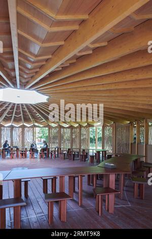 Serpentine Pavilion 2023 A Table designed by Lina Ghotmeh – Architecture Stockfoto