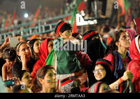 Anhänger von Imran Khan, dem Vorsitzenden der Oppositionspartei Pakistan Tehrik-e-Insaf, treffen sich am 24. August 2014 in Islamabad, der Hauptstadt Pakistans, zu einem Protest gegen die Regierung. Tausende Demonstranten unter der Führung von Tahirul Qadri, einem pakistanischen muslimischen Kleriker mit Sitz in Kanada, und Imran Khan belagerten das pakistanische parlament, um die Regierung zu stürzen und widersetzten sich einem Aufruf des Militärs zu einer Verhandlungslösung. ) PAKISTAN-ISLAMABAD-KHAN-PROTEST AhmadxKamal PUBLICATIONxNOTxINxCHN Unterstützer von Imran Khan Chef der Oppositionspartei Pakistan Tehrik e Insaf treffen sich bei Anti G Stockfoto