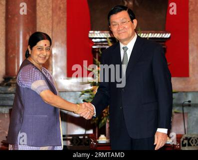 (140825)-- HANOI, 25. August 2014 -- der vietnamesische Präsident Truong Tan Sang (R) schüttelt mit der indischen Außenministerin Sushma Swaraj in Hanoi, der Hauptstadt Vietnams, am 25. August 2014 die Hände. Sushma Swaraj sagte hier am Montag, dass sie von Indien und Vietnam erwarte, dass sie die bilateralen Handels- und Investitionseinnahmen gegenüber dem derzeitigen Niveau verdoppeln oder verdreifachen. ) VIETNAM-HANOI-INDIEN-TREFFEN VNA PUBLICATIONxNOTxINxCHN Hanoi August 25 2014 der vietnamesische Präsident Truong TAN sang r shakes hands with Indian Ministers of External Affairs Sushma Swaraj in Hanoi Capital of Vietnam August 25 2014 sagte Sushma Swaraj hier AUF Monda Stockfoto