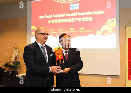 Executive Vice Major der chinesischen Stadt Wuhan Jia Yaobin (R) und Mayor der finnischen Stadt Salo Antti Rantakokko (L) posieren für ein Foto, nachdem sie einen Freundschaftsvertrag unterzeichnet haben, in Espoo, Finnland, am 25. August 2014. ) (lyi) FINNLAND-ESPOO-SALO-CHINA-WUHAN-FREUNDSCHAFTSSTÄDTE LixJizhi PUBLICATIONxNOTxINxCHN Executive Vice Major von China S Wuhan City Jia r und Bürgermeister von Finnland S Salo City Antti l posieren für ein Foto, nachdem sie ein FREUNDSCHAFTSSTÄDTEABKOMMEN in Espoo Finnland im August 25 2014 unterzeichnet haben lyi NOEspoo Salo China PUCHINXBLN Friendship CITIES Stockfoto