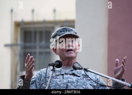 Der US-Vorsitzende der Joint Chiefs of Staff General Martin Dempsey spricht am 26. August 2014 im ISAF-Hauptquartier in Kabul, Afghanistan, während einer Zeremonie zum Befehlswechsel. General Joseph F. Dunford, Jr., übergab am Dienstag das Kommando über die in Afghanistan stationierten US- und NATO-Truppen an seinen Nachfolger General James F. Campbell. )(bxq) AFGHANISTAN-KABUL-ISAF-CHANGE-COMMAND AhmadxMassoud PUBLICATIONxNOTxINxCHN US-Vorsitzender der Gemeinsamen STABSCHEFS General Martin Dempsey spricht während einer Zeremonie ZUM Befehlswechsel IM ISAF-Hauptquartier in Stockfoto