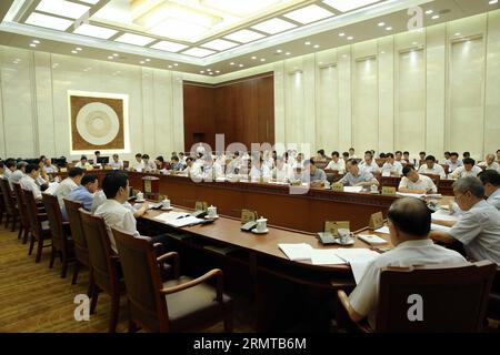 (140826) -- PEKING, 26. August 2014 -- Mitglieder des Ausschusses nehmen an der 10. Sitzung des 12. Ständigen Ausschusses des Nationalen Volkskongresses (NPC) in Peking, China, 26. August 2014, Teil. Am Dienstag diskutierten die Gesetzgeber, ob die Wahlmethoden für Hongkongs Vorstandsvorsitzenden im Jahr 2017 und seinen Legislativrat im Jahr 2016 überarbeitet werden sollten, und berieten über einen Gesetzesentwurf zur Überarbeitung des Haushaltsgesetzes des Landes und schlugen vor, ihn zur Abstimmung zu stellen. ) (Zkr) CHINA-BEIJING-NPC-MEETING(CN) LiuxWeibing PUBLICATIONxNOTxINxCHN Peking Aug 26 2014 Ausschussmitglieder nehmen an der 10. Sitzung der 12. Nationalen Prominenten S Cong Teil Stockfoto