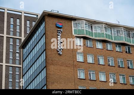 CROYDON, LONDON - 29. AUGUST 2023: Travelodge im Stadtzentrum von Croydon, eine britische Hotelkette Stockfoto