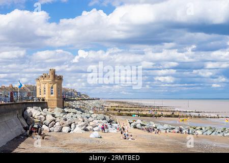 Withernsea Beach ein großer Sandstrand mit Urlaubern, die den Sommer genießen Withernsea East Riding of Yorkshire England UK GB Europe Stockfoto