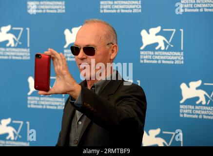 (140827) -- VENEDIG, 27. August 2014 -- Schauspieler Michean Keaton posiert während des Fotogesprächs für den Film Birdman beim 71. Filmfestival in Venedig am 27. August 2014. ) ITALIEN-VENEDIG-FILM FESTIVAL-BIRDMAN-FOTOAUFRUF LiuxLihang PUBLICATIONxNOTxINxCHN Venedig Aug 27 2014 Schauspieler Keaton posiert während des Fotoaufrufs für den Film Birdman AUF dem 71. Venedig Film Festival August 27 2014 Italien Venedig Film Festival Birdman Fotoaufruf PUBLICATIONxNOTxINxCHN Stockfoto