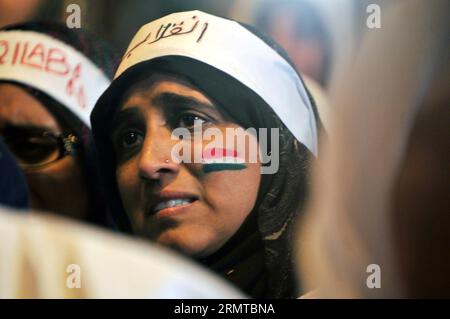 (140827) -- ISLAMABAD, 27. August 2014 -- Unterstützer des religiösen Führers Tahir-ul-Qadri treffen sich am 27. August 2014 während eines regierungsfeindlichen Protestes vor dem parlamentsgebäude in Islamabad, der Hauptstadt Pakistans. Der pakistanische Premierminister Nawaz Sharif teilte dem parlament mit, dass die Proteste in Islamabad die wirtschaftlichen Aktivitäten im Land stark beeinträchtigt hätten, und betonte, dass seine Regierung niemanden erlauben werde, das System zu entgleisen. ) PAKISTAN-ISLAMABAD-QADRI-PROTEST AhmadxKamal PUBLICATIONxNOTxINxCHN Islamabad im August 27 2014 versammeln sich Anhänger des religiösen Führers Tahir UL Qadri während der Ant Stockfoto