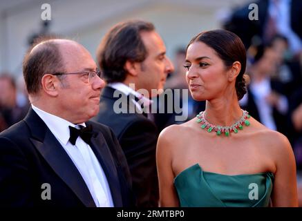 (140827) -- VENEDIG, 27. Aug. 2014 -- Jurymitglieder Jhumpa Lahiri (R) und Carlo Verdone kommen während der Birdman-Premiere und der Eröffnungszeremonie des 71. Internationalen Filmfestivals von Venedig auf der Lido-Insel Venedig, Italien, am 27. Aug. 2014 zum roten Teppich. Das 71. Internationale Filmfestival von Venedig begann am Mittwoch.) ITALIEN-VENEDIG-FILM FESTIVAL-OPENNING-RED CARPET XuxNizhi PUBLICATIONxNOTxINxCHN Venedig Aug 27 2014 Mitglieder der Jury r und Carlo Verdone kommen während der Birdman Premiere und der Eröffnungszeremonie des 71. Internationalen Films von Venedig zum Roten Teppich Stockfoto