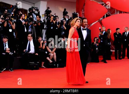 (140827) -- VENEDIG, 27. August 2014 -- Regisseur Alejandro Gonzalez Inarritu (R) posiert auf dem roten Teppich während der Birdman-Premiere und der Eröffnungszeremonie des 71. Internationalen Filmfestivals von Venedig auf der Lido-Insel Venedig, Italien, 27. August 2014. Das 71. Internationale Filmfestival von Venedig begann am Mittwoch.) ITALIEN-VENEDIG-FILM FESTIVAL-OPENNING-RED CARPET XuxNizhi PUBLICATIONxNOTxINxCHN 140827 Venedig Aug 27 2014 Regisseur Alejandro Gonzalez Inarritu r posiert AUF dem roten Teppich während der Birdman Premiere und der Eröffnungszeremonie des 71. Internationalen Filmfestivals von Venedig AUF der Stockfoto