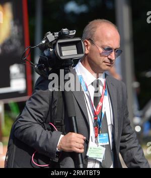 (140827) -- VENEDIG, 27. August 2014 -- Ein Journalist kommt zur Eröffnungszeremonie des 71. Internationalen Filmfestivals von Venedig auf der Lido-Insel Venedig, Italien, 27. August 2014. Das Filmfestival begann am Mittwoch. ) ITALIEN-VENEDIG-FILM FESTIVAL-OPENING-PEOPLE LiuxLihang PUBLICATIONxNOTxINxCHN Venedig Aug 27 2014 ein Journalist kommt zur Eröffnungszeremonie des 71. Internationalen Filmfestivals von Venedig AUF dem Lido Island von Venedig Italien Aug 27 2014 das Filmfestival startete AM Mittwoch Italien Venedig Film Festival Opening Prominrities PUBLICATIONxNOTxINxCHN Stockfoto