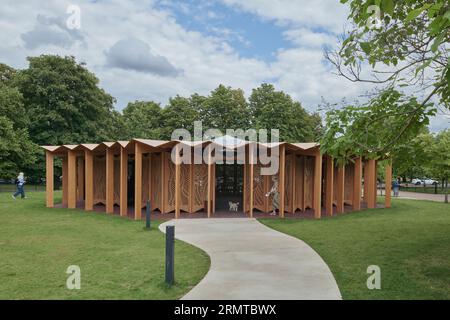 Serpentine Pavilion 2023 A Table designed by Lina Ghotmeh – Architecture Stockfoto