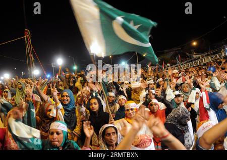 ISLAMABAD, 27. August 2014 -- Unterstützer des religiösen Führers Tahir-ul-Qadri treffen sich am 27. August 2014 während eines regierungsfeindlichen Protestes vor dem parlamentsgebäude in Islamabad, der Hauptstadt Pakistans. )(lmz) PAKISTAN-ISLAMABAD-PROTEST-QADRI AhmadxKamal PUBLICATIONxNOTxINxCHN Islamabad Aug 27 2014 Anhänger des religiösen Führers Tahir UL Qadri versammeln sich während des Anti-Regierungs-Protestes vor dem Parlamentsgebäude in Islamabad, der Hauptstadt Pakistans, AM 27 2014. August Stockfoto