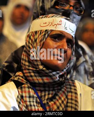 ISLAMABAD, 27. August 2014 -- Unterstützer des religiösen Führers Tahir-ul-Qadri treffen sich am 27. August 2014 während eines regierungsfeindlichen Protestes vor dem parlamentsgebäude in Islamabad, der Hauptstadt Pakistans. ) (lmz) PAKISTAN-ISLAMABAD-PROTEST-QADRI AhmadxKamal PUBLICATIONxNOTxINxCHN Islamabad Aug 27 2014 Anhänger des religiösen Führers Tahir UL Qadri versammeln sich während des Anti-Regierungs-Protestes vor dem Parlamentsgebäude in der pakistanischen Hauptstadt Islamabad AM 27 2014. Aug Stockfoto