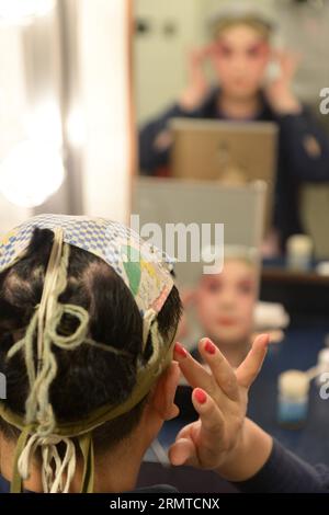 Hu Wenge, Schauspieler der Pekinger Oper, bereitet sich darauf vor, die betrunkene Schönheit auf der Hinterbühne des Kennedy Center of the Performing Arts in Washington D.C., USA, aufzuführen, am 28. August 2014. HU Wenge, Schüler von Mei Lanfangs Sohn Mei Baojiu, ist seit 50 Jahren der einzige Nachfolger von Dan, einer weiblichen Rolle in der Peking-Oper, in der Mei-Schule der Peking-Oper. US-CHINA-CULTURE-PEKING OPERA-MÄNNLICH DAN YinxBogu PUBLICATIONxNOTxINxCHN Peking Opera Schauspieler HU Wenge bereitet sich darauf vor, die betrunkene Schönheit AUF der Hinterbühne des Kennedy Center of the Performing Arts in Washington D C The United Sta zu spielen Stockfoto