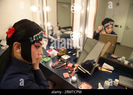 Hu Wenge, Schauspieler der Pekinger Oper, bereitet sich darauf vor, die betrunkene Schönheit auf der Hinterbühne des Kennedy Center of the Performing Arts in Washington D.C., USA, aufzuführen, am 28. August 2014. HU Wenge, Schüler von Mei Lanfangs Sohn Mei Baojiu, ist seit 50 Jahren der einzige Nachfolger von Dan, einer weiblichen Rolle in der Peking-Oper, in der Mei-Schule der Peking-Oper. US-CHINA-CULTURE-PEKING OPERA-MÄNNLICH DAN YinxBogu PUBLICATIONxNOTxINxCHN Peking Opera Schauspieler HU Wenge bereitet sich darauf vor, die betrunkene Schönheit AUF der Hinterbühne des Kennedy Center of the Performing Arts in Washington D C The United Sta zu spielen Stockfoto