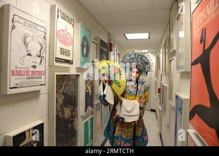 Hu Wenge, Schauspieler der Pekinger Oper, bereitet sich darauf vor, die betrunkene Schönheit auf der Hinterbühne des Kennedy Center of the Performing Arts in Washington D.C., USA, aufzuführen, am 28. August 2014. HU Wenge, Schüler von Mei Lanfangs Sohn Mei Baojiu, ist seit 50 Jahren der einzige Nachfolger von Dan, einer weiblichen Rolle in der Peking-Oper, in der Mei-Schule der Peking-Oper. US-CHINA-CULTURE-PEKING OPERA-MÄNNLICH DAN YinxBogu PUBLICATIONxNOTxINxCHN Peking Opera Schauspieler HU Wenge bereitet sich darauf vor, die betrunkene Schönheit AUF der Hinterbühne des Kennedy Center of the Performing Arts in Washington D C The United Sta zu spielen Stockfoto