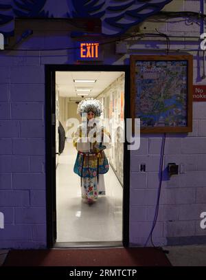 Hu Wenge, Schauspieler der Pekinger Oper, bereitet sich darauf vor, die betrunkene Schönheit auf der Hinterbühne des Kennedy Center of the Performing Arts in Washington D.C., USA, aufzuführen, am 28. August 2014. HU Wenge, Schüler von Mei Lanfangs Sohn Mei Baojiu, ist seit 50 Jahren der einzige Nachfolger von Dan, einer weiblichen Rolle in der Peking-Oper, in der Mei-Schule der Peking-Oper. US-CHINA-CULTURE-PEKING OPERA-MÄNNLICH DAN YinxBogu PUBLICATIONxNOTxINxCHN Peking Opera Schauspieler HU Wenge bereitet sich darauf vor, die betrunkene Schönheit AUF der Hinterbühne des Kennedy Center of the Performing Arts in Washington D C The United Sta zu spielen Stockfoto