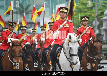 (140829) -- KUALA LUMPUR, 29. August 2014 -- Menschen nehmen an der Probe der 57. Feierlichkeiten zum Malaysischen Nationalfeiertag in Kuala Lumpur, 29. August 2014, Teil. Malaysia feiert seinen 57. Nationalfeiertag am Sonntag. Chong Voon Chung) (lm) MALAYSIA-KUALA LUMPUR-NATIONAL DAY-PROBE Z PUBLICATIONxNOTxINxCHN Kuala Lumpur August 29 2014 Prominente nehmen an der Probe der 57. Feier des malaysischen Nationaltags in Kuala Lumpur August 29 2014 Malaysia feiert seinen 57. Nationalfeiertag AM Sonntag Chong Voon Chung LM Kuala Lumpur National Day Probe Z PUBLICATIONxNOTxINCHN Stockfoto