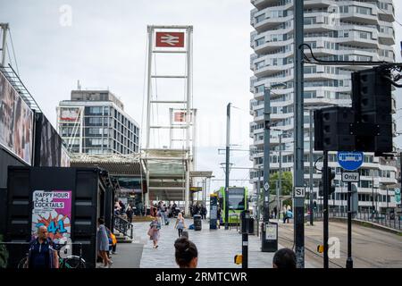 CROYDON, LONDON - 29. AUGUST 2023 Außenansicht des Bahnhofs East Croydon und tramlink Stockfoto