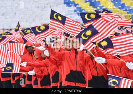 (140829) -- KUALA LUMPUR, 29. August 2014 -- Menschen nehmen an einer Probe des 57. Malaysischen Nationalfeiertags in Kuala Lumpur, 29. August 2014, Teil. Malaysia feiert seinen 57. Nationalfeiertag am Sonntag. ) (lmz) MALAYSIA-KUALA LUMPUR-NATIONALE TAGESPROBE ChongxVoonxChung PUBLICATIONxNOTxINxCHN Kuala Lumpur August 29 2014 Prominente nehmen an einer Probe der 57. Feier des malaysischen Nationaltags in Kuala Lumpur August 29 2014 Teil Malaysia feiert seinen 57. Nationalfeiertag AM Sonntag, Malaysia Kuala Lumpur National Day Probe PUICATIOxCHINxN Stockfoto