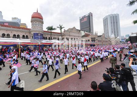 (140829) -- KUALA LUMPUR, 29. August 2014 -- Menschen nehmen an einer Probe des 57. Malaysischen Nationalfeiertags in Kuala Lumpur, 29. August 2014, Teil. Malaysia feiert seinen 57. Nationalfeiertag am Sonntag. ) (lmz) MALAYSIA-KUALA LUMPUR-NATIONALE TAGESPROBE ChongxVoonxChung PUBLICATIONxNOTxINxCHN Kuala Lumpur August 29 2014 Prominente nehmen an einer Probe der 57. Feier des malaysischen Nationaltags in Kuala Lumpur August 29 2014 Teil Malaysia feiert seinen 57. Nationalfeiertag AM Sonntag, Malaysia Kuala Lumpur National Day Probe PUICATIOxCHINxN Stockfoto