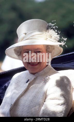 Queen Elizabeth, die Königin in Royal Ascot am 19. Juni 2004 Foto vom Henshaw-Archiv Stockfoto