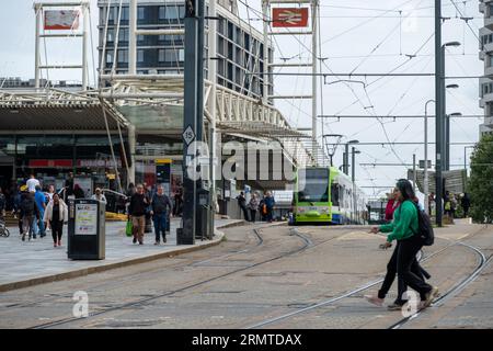 CROYDON, LONDON - 29. AUGUST 2023 Außenansicht des Bahnhofs East Croydon und tramlink Stockfoto