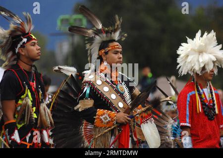 Indianische Männer nehmen am 27. Jährlichen Squamish Nation Pow Wow in West Vancouver, Kanada, am 29. August 2014 Teil. A Modern Pow Wow ist ein historisch traditionelles Ereignis, bei dem die amerikanischen Ureinwohner im Tanz und Singen miteinander konkurrieren und sich nicht-indianische Menschen treffen, um die indianische Kultur zu ehren. ) (lmz) KANADA-VANCOUVER-SQUAMISH NATION POW WOW SergeixBachlakov PUBLICATIONxNOTxINxCHN Indianer Männer nehmen am 27. Jährlichen Squamish Nation Pow Wow in WEST Vancouver, Kanada, im August 29 2014 Teil ein modernes Pow Wow IST ein historisch traditionelles Ereignis, bei dem EINHEIMISCHE amerikanische Prominente AUFTRETEN Stockfoto