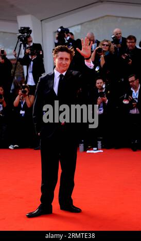 (140830) -- VENEDIG, 30. August 2014 -- Regisseur David Gordon Green posiert auf dem roten Teppich für Manglehorn während des 71. Filmfestivals in Venedig, Lido von Venedig, Italien, 30. August 2014. ) ITALIEN-VENEDIG-FILM-FESTIVAL-MANGLEHORN XuxNizhi PUBLICATIONxNOTxINxCHN Venedig Aug 30 2014 Regisseur David Gordon Green posiert AUF dem roten Teppich für das 71. Venedig Film Festival im Lido von Venedig Italien Aug 30 2014 Italien Venedig Film Festival PUBLICATIONxNOTxINxCHN Stockfoto