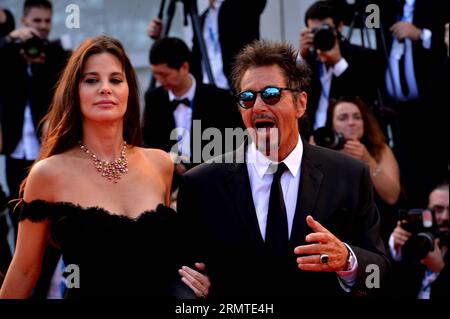 (140830) -- VENEDIG, 30. August 2014 -- Schauspieler Al Pacino und seine Freundin Lucia Sola posieren auf dem roten Teppich für Manglehorn während des 71. Filmfestivals in Lido von Venedig, Italien, 30. August 2014. ) ITALIEN-VENEDIG-FILM FESTIVAL-MANGLEHORN XuxNizhi PUBLICATIONxNOTxINxCHN Venedig August 30 2014 Schauspieler Al Pacino und seine Freundin Lucia Sola posieren AUF dem roten Teppich für während des 71. Venedig Film Festivals in Lido von Venedig Italien August 30 2014 Italien Venedig Film Festival PUBLICATIONxNOTxINxCHN Stockfoto