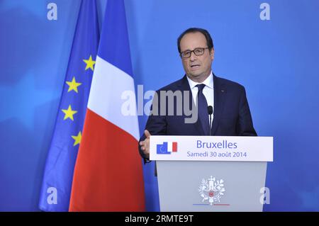 Der französische Präsident Francois Hollande hält nach einem Sondergipfel der EU am Sitz des EU-Rates in Brüssel, Belgien, am 30. August 2014 eine Pressekonferenz ab. ) BELGIEN-BRÜSSEL-EU-GIPFEL YexPingfan PUBLICATIONxNOTxINxCHN der französische Präsident Francois Hollande hält nach einem Sondergipfel DER EU AM Sitz des EU-Rates in Brüssel, Belgien, 30 2014. August, Belgien, Brüssel, EU-Gipfel PUBLICATIONxNOTxINxCHN eine Pressekonferenz ab Stockfoto