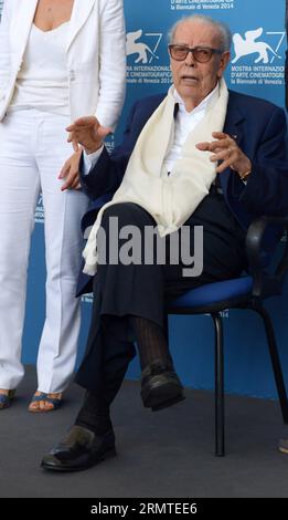 (140831) -- VENEDIG, 31. August 2014 -- Gianluigi Rondi, Präsident der Biennale von Venedig, posiert während des Fotoaufrufs für den Dokumentarfilm Vita Cinema Passione für die Klassiker von Venedig während des 71. Filmfestivals von Venedig, Lido von Venedig, Italien am 31. August. 2014. ) ITALIEN-VENEDIG-FILM FESTIVAL-FOTO-AUFRUF-GIANLUIGI RONDI LiuxLihang PUBLICATIONxNOTxINxCHN Venedig Aug 31 2014 Gianluigi Rondi, Präsident der Biennale von Venedig, posiert während des Fotoaufrufs für den Dokumentarfilm Vita Cinema Passione für die Venedig-Klassiker während des 71. Filmfestivals in Lido von Venedig Italien AM 31 2014. Aug Stockfoto