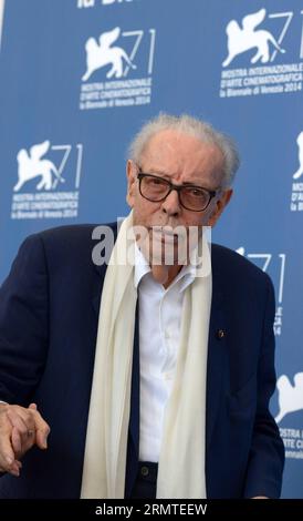 (140831) -- VENEDIG, 31. August 2014 -- Gianluigi Rondi, Präsident der Biennale von Venedig, posiert während des Fotoaufrufs für den Dokumentarfilm Vita Cinema Passione für die Klassiker von Venedig während des 71. Filmfestivals von Venedig, Lido von Venedig, Italien am 31. August. 2014. ) ITALIEN-VENEDIG-FILM FESTIVAL-FOTO-AUFRUF-GIANLUIGI RONDI LiuxLihang PUBLICATIONxNOTxINxCHN Venedig Aug 31 2014 Gianluigi Rondi, Präsident der Biennale von Venedig, posiert während des Fotoaufrufs für den Dokumentarfilm Vita Cinema Passione für die Venedig-Klassiker während des 71. Filmfestivals in Lido von Venedig Italien AM 31 2014. Aug Stockfoto