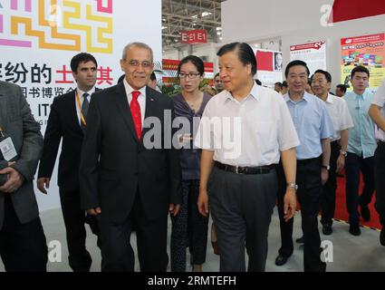 (140831) -- PEKING, 31. August 2014 -- Liu Yunshan (R Front), Mitglied des Ständigen Komitees des Politbüros des Zentralkomitees der Kommunistischen Partei Chinas, kommt im türkischen Pavillon an, während er die internationale Buchmesse in Peking, China, am 31. August 2014 besucht. ) (hdt) CHINA-BEIJING-BIBF-LIU YUNSHAN-VISIT (CN) LiuxWeibing PUBLICATIONxNOTxINxCHN Peking Aug 31 2014 Liu Yunshan r Front A Thing Committee Mitglied des Politbüros des Zentralkomitees der Kommunistischen Partei Chinas trifft im türkischen Pavillon ein, während er die Pekinger Internationale Buchmesse im August 31 in Peking besucht Stockfoto