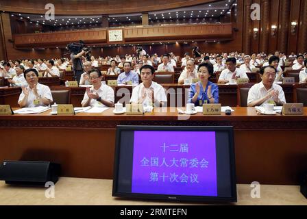 (140831) -- PEKING, 31. August 2014 -- die Mitglieder applaudieren nach der Abstimmung während der Abschlusssitzung der 10. Sitzung des Ständigen Ausschusses des 12. Nationalen Volkskongresses (NPC) in Peking, Hauptstadt Chinas, 31. August 2014. ) (Yxb) (FOCUS) CHINA-BEIJING-NPC-MEETING (CN) LiuxWeibing PUBLICATIONxNOTxINxCHN Peking Aug 31 2014 Mitglieder applaudieren nach der Abstimmung während der ABSCHLUSSSITZUNG der 10. Sitzung des 12. National Celebrities S Congress NPC Thing Committee in Peking Hauptstadt von China im August 31 2014 Fokus China Peking NPC-Meeting CN PUICATIONxCHINxCHXTXTXTXTXTX Stockfoto