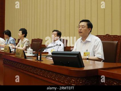 (140831) -- PEKING, 31. August 2014 -- Zhang Dejiang (R), Vorsitzender des Ständigen Ausschusses des Nationalen Volkskongresses Chinas (NPC), spricht an die Abschlusssitzung der 10. Sitzung des 12. Ständigen Ausschusses des NPC in Peking, Hauptstadt Chinas, 31. August 2014. ) (Yxb) CHINA-BEIJING-NPC-MEETING (CN) LiuxWeibing PUBLICATIONxNOTxINxCHN Peking Aug 31 2014 Zhang Dejiang r Vorsitzender des Thing Committee of China S National Prominents S Congress NPC spricht an die ABSCHLUSSSITZUNG der 10. Sitzung des 12. NPC-Thing Committee in Peking Hauptstadt von China 31 2014 China Peking NPC Stockfoto