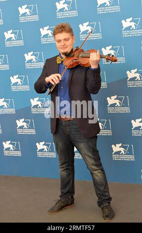 (140901) -- VENEDIG, 1. Sept. 2014 -- Komponist Alexei Kochetkov posiert während des Fotoaufrufs für Tsili, der während des 71. Filmfestivals in Venedig, Lido of Venice, Italien, am 1. Sept. 2014 zur Vorführung ausgewählt wird. ) (dzl) ITALIEN-VENEDIG-FILM FESTIVAL-PHOTO CALL-TSILI LiuxLihang PUBLICATIONxNOTxINxCHN Venedig September 1 2014 Komponist Alexei Kochetkov posiert während des Photo Call, für den das 71. Filmfestival von Venedig in Lido von Venedig Italien AM 1. September 2014 ausgewählt WIRD Stockfoto