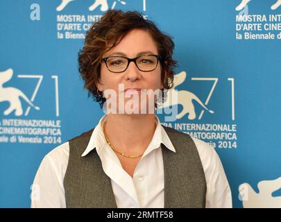 (140901) -- VENEDIG, 1. Sept. 2014 -- Regisseurin Lisa Cholodenko posiert während des Fotoaufrufs für Olive Kitteridge, der am 1. Sept. 2014 während des 71. Filmfestivals in Venedig im italienischen Lido ausgewählt wurde. ) (dzl) ITALIEN-VENEDIG-FILM FESTIVAL-FOTO CALL-OLIVE KITTERIDGE LiuxLihang PUBLICATIONxNOTxINxCHN Venedig September 1 2014 Regisseurin Lisa Cholodenko posiert während des Photo Call for Olive Kitteridge, die während des 71. Filmfestivals in Venedig Italien AM 1. September 2014 ausgewählt WIRD Kitteridge PUBLICATIONxNOTx Stockfoto