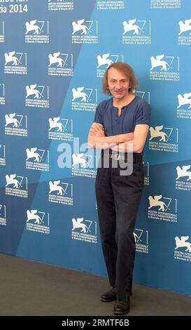 (140901) -- VENEDIG, 1. September 2014 -- Schauspieler Michel Houellebecq posiert während des Fotoaufrufs für Nahtoderfahrung, der für den Horizont-Wettbewerb während des 71. Filmfestivals in Venedig, Lido of Venice, Italien, am 1. September 2014 ausgewählt wird. ) ITALIEN-VENEDIG-FILM FESTIVAL-NAH-TOD-ERLEBNIS-FOTO-ANRUF LIUXLIHANG PUBLICATIONXNOTXINXCHN Stockfoto