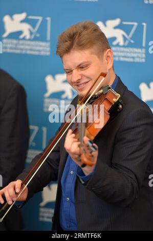 (140901) -- VENEDIG, 1. Sept. 2014 -- Komponist Alexei Kochetkov posiert während des Fotoaufrufs für Tsili, der während des 71. Filmfestivals in Venedig, Lido of Venice, Italien, am 1. Sept. 2014 zur Vorführung ausgewählt wird. ) (dzl) ITALIEN-VENEDIG-FILM FESTIVAL-PHOTO CALL-TSILI LiuxLihang PUBLICATIONxNOTxINxCHN Venedig September 1 2014 Komponist Alexei Kochetkov posiert während des Photo Call, für den das 71. Filmfestival von Venedig in Lido von Venedig Italien AM 1. September 2014 ausgewählt WIRD Stockfoto