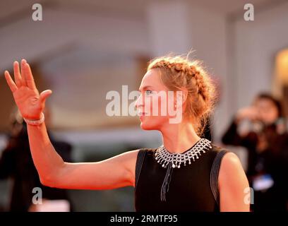 140901 -- VENEDIG, 1. Sept. 2014 -- US-Schauspielerin Uma Thurman posiert auf dem roten Teppich für Il giovane Favoloso, das für den Hauptwettbewerb während des 71. Filmfestivals in Venedig, Lido of Venice, Italien, am 1. Sept. 2014 ausgewählt wird. ITALIEN-VENEDIG-FILMFESTIVAL- IL GIOVANE FAVOLOSO-ROTER TEPPICH XUXNIZHI PUBLICATIONXNOTXINXCHN Stockfoto