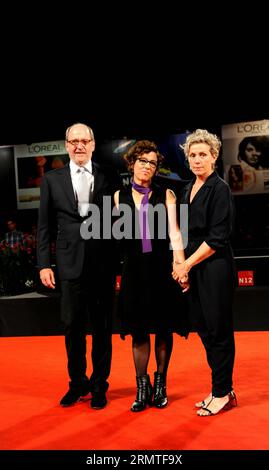 (140901) -- VENEDIG, 1. September 2014 -- Schauspieler Richard Jenkins (L), Schauspielerin Frances McDormand (R) und Regisseurin Lisa Cholodenko posieren auf dem roten Teppich für Olive Kitteridge während des 71. Filmfestivals in Venedig, Lido of Venice, Italien am 1. September 2014. Die Schauspielerin Frances McDormand erhielt den Persol Tribute to Visionary Talent Award 2014 auf dem Filmfestival in Venedig am Montag. ITALIEN-VENEDIG-FILM FESTIVAL-OLIVE KITTERIDGE-ROTER TEPPICH XuxNizhi PUBLICATIONxNOTxINxCHN Venedig September 1 2014 Schauspieler Richard Jenkins l Schauspielerin Frances McDormand r und Regisseurin Lisa Cholodenko posieren AUF dem Roten Teppich für Olive Stockfoto