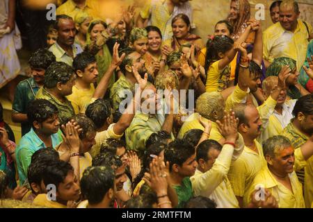 VRINDAVAN, 2. September 2014 -- Hindu-Anhänger feiern den Radha-Aschtami in einem Tempel in Vrindavan, Uttar Pradesh von Indien, 2. September 2014. Radha Ashtami in der Hindu-Mythologie gilt als der Tag, an dem Radha, der Seelenverwandte von Lord Krishna, geboren wurde. INDIEN-VRINDAVAN-FESTIVAL-RADHA ASHTAMI ZhengxHuansong PUBLICATIONxNOTxINxCHN 2. September 2014 hinduistische Gläubige feiern die Radha in einem Tempel in Uttar Pradesh von Indien 2. September 2014 Radha in der hinduistischen Mythologie gilt als der Tag, an dem Radha der Seelenverwandte von Lord Krishna What Born India Festival Radatha PUCHINCHICXTICNINN Stockfoto