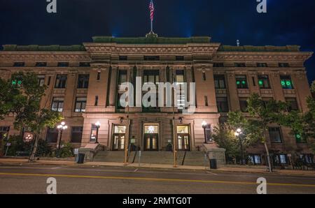 Nächtlicher Blick auf den Eingang zu einem historischen Gebäude in der Innenstadt von Butte, Montana, USA Stockfoto