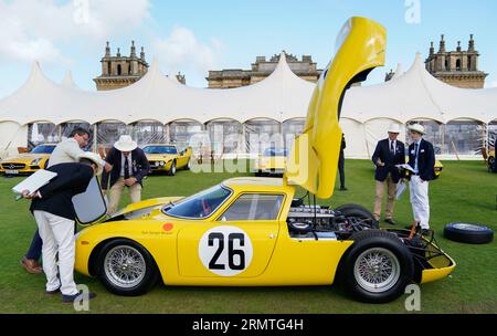 Die Richter inspizieren einen Ferrari 250 LM von 1965 am Eröffnungstag des Salon Prive Concours d’Elegance im Blenheim Palace in Oxfordshire. Auf der Veranstaltung präsentieren zahlreiche Luxuswagenhersteller ihre neuen Modelle. Bilddatum: Mittwoch, 30. August 2023. Stockfoto