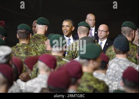US-Präsident Barack Obama begrüßt US-amerikanische und estnische Servicemitglieder nach einer Rede auf einem Flughafen in Tallinn, Estland, am 3. September 2014, vor seinem Abflug zum NATO-Gipfel in Wales.) ESTLAND-TALLINN-US-OBAMA-VISIT SERGEIxSTEPANOV PUBLICATIONxNOTxINxCHN US-Präsident Barack Obama begrüßt US-amerikanische und Estnische Mitglieder des Dienstes nach einer Rede AUF einem Flughafen in Tallinn Estland 3. September 2014 vor seinem Abflug zum NATO-Gipfel in Wales Estland Tallinn besucht US-Obama PUBLICATIONxNOTxINxCHN Stockfoto
